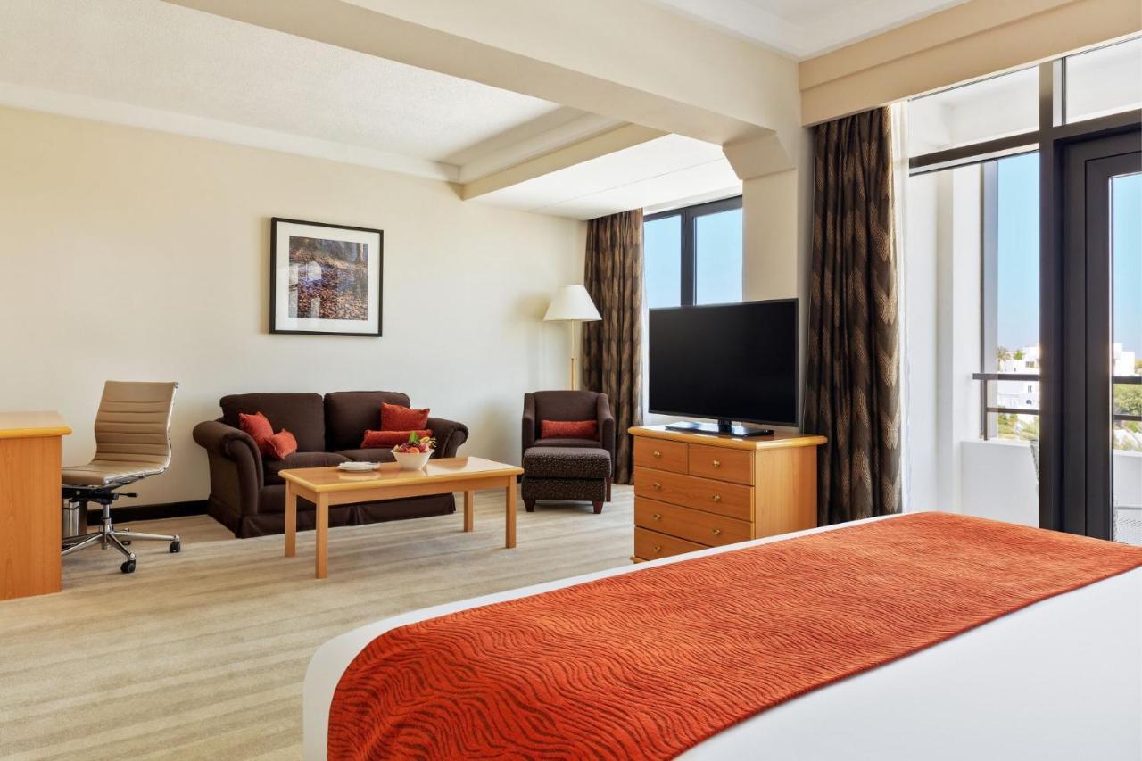 Hotel Crowne Plaza Muscat By Ihg Esterno foto